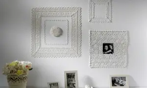Dekoracje ścienne z gipsu, jak zrobić wzory na ścianie z gipsu. Delikatne, koronkowe ramki i ozdoby tworzą subtelną galerię.