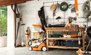 Herramientas de jardín Stihl, incluyendo cómo colgar una desbrozadora en la pared. Todo organizado en un cobertizo.