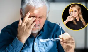 Starszy mężczyzna pociera oczy, trzymając okulary. W tle kobieta z młoteczkiem neurologicznym.