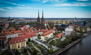 Blick auf das historische wrocław centrum mit seinen roten Dächern, dem Dom und dem Fluss.