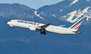 Samolot Air France wznosi się na tle ośnieżonych gór. W bagaż rejestrowany można spakować wszystko, co potrzebne na podróż.
