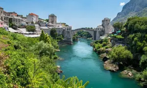 Mostar, Bośnia i Hercegowina, to jedno z państw na Bałkanach, które zachwyca kamiennym mostem nad turkusową rzeką.