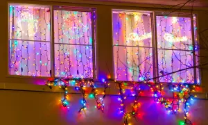 Kolorowe lampki świąteczne ozdabiają okna, tworząc magiczny nastrój. Dowiedz się, jak powiesić lampki na oknie, by uzyskać podobny efekt.