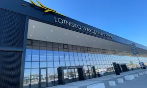 Nowoczesny budynek Lotniska Warszawa-Radom z napisem "ODLOTY". Kiedy otwarcie? Już niedługo!