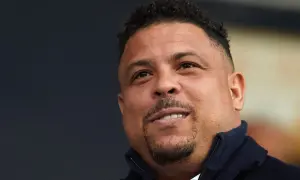 Uśmiechnięty Ronaldo Nazario, legenda futbolu. Jego waga była tematem dyskusji, ale talent niezaprzeczalny.