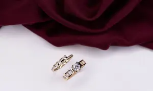 Dos anillos de oro, uno de compromiso con diamante y otro de alianza con diamantes pequeños, listos para combinar.