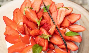 Pavlova fraise mascarpone : meringue aérienne, crème onctueuse, fraises fraîches et une gousse de vanille.