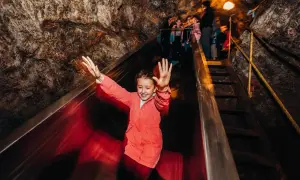 Dzieci z radością zjeżdżają po zjeżdżalni w kopalni złota w Złotym Stoku. Opinie o tym miejscu są zachwycające!