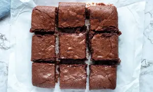 Nio saftiga brownies, perfekta för ett enkelt brownie recept.