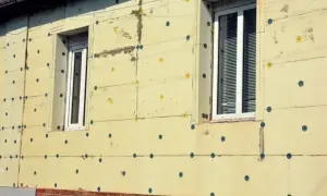 Po jakim czasie kołkować styropian, aby uniknąć problemów z klejem?