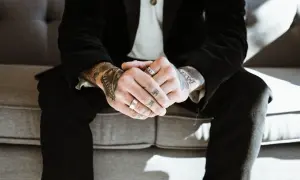 Co oznacza obrączka na kciuku u mężczyzn? Odkryj jej ukryte znaczenie