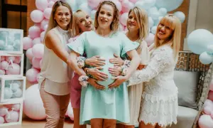 Radosne baby shower pomysły: przyszła mama otoczona przyjaciółkami, balony i dekoracje tworzą wyjątkową atmosferę.