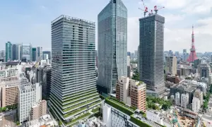 Nowoczesne wieżowce i Tokio Tower w Japonii. W tle widać plac budowy z dźwigami.