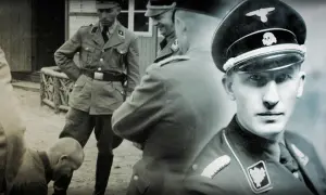 Ein junger Mann in Uniform der SS mit Totenkopf auf der Mütze. Im Hintergrund weitere Männer in SS-Uniformen.
