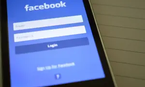 Ekran logowania Facebook. Dowiedz się, jak ograniczyć widoczność postów na FB, aby chronić swoją prywatność.