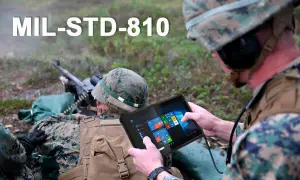Żołnierze w terenie korzystają z tabletu spełniającego standard militarny MIL-STD-810H.