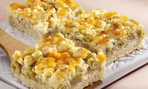 Saftiger Stachelbeerkuchen mit Streuseln, goldbraun gebacken und mit einem Hauch von Honigglanz überzogen.