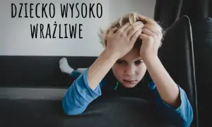 Chłopiec z rękami na głowie, wyrażający smutek. Napis "Dziecko wysoko wrażliwe" sugeruje potrzebę terapii.
