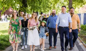 Grupa osób idzie chodnikiem. Wśród nich liderzy Polski 2050, którzy realizują obietnice wyborcze.