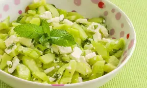Salade fraîche de concombre et feta, parsemée de menthe. Un délice estival !