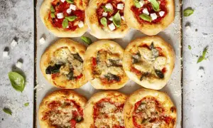 Mini pizze z serem feta i bazylią lub z karczochami i szpinakiem. Idealny przepis na ciasto do pizzy dla małych przysmaków.
