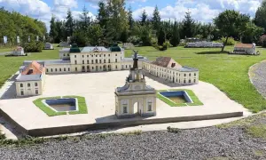 Miniaturowy pałac i inne budowle, idealne **Hajnówka atrakcje dla dzieci**.