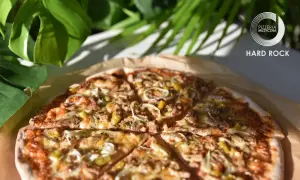 Pyszna pizza z Pizzerii Muzyczna Hard Rock. Czy pizza to fast food? Ta wygląda na dzieło sztuki!