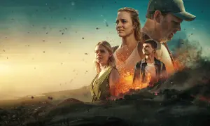 En familj kämpar mot en skogsbrand. Kvinnan i grönt är som en drottning på duken, omgiven av eld och kaos.