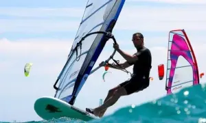 Jaka pianka do windsurfingu? Wybierz idealną na polskie wody!