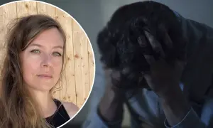 Kvinna med bekymrad blick bredvid en man som håller huvudet i händerna, en bild som kan symbolisera sommar depression.