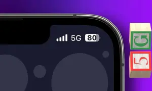 L'écran d'un iPhone 13 compatible 5G affiche le signal, la connexion 5G et le niveau de batterie. Deux blocs en bois avec les chiffres 5 et G sont à côté.