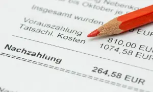 Roter Bleistift auf Nebenkostenabrechnung. Eine falsche NebenKostenabrechnung ist strafbar. Die Nachzahlung beträgt 264,58 EUR.