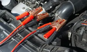 Pinzas de arranque conectadas al motor. Averigua cuanto tarda en cargar una bateria de coche.