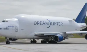 Der Boeing 747 Dreamlifter, ein riesiges Frachtflugzeug, rollt auf dem Rollfeld.