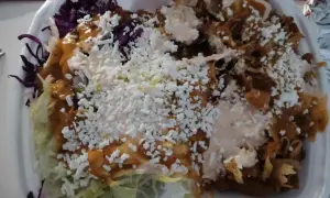Pudełko z kebabem, sałatką, serem i sosami. Pyszne danie, ale warto sprawdzić kebab box kcal przed zjedzeniem.