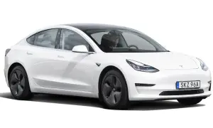 Vit Tesla Model 3 begagnad med förare. En elegant elbil redo för nya äventyr på svenska vägar.