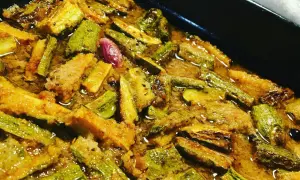 Zucchine in carpione, un piatto saporito e colorato, con pezzi di zucchine dorati e immersi in una marinatura aromatica.
