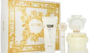 Zestaw Moschino Toy 2: perfumy w kształcie misia, balsam do ciała i atomizer. Złote zdobienia na opakowaniu.