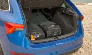 Två resväskor står i det blå Skoda Scala bagageutrymmet.