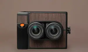 Kamera z dwoma obiektywami, imitująca drewno, gotowa do tworzenia obrazów w technice stereoskopii.