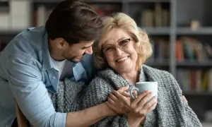 Zasiłek za opiekę nad osobą starszą – kto może go otrzymać?