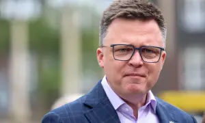 Szymon Hołownia w okularach, w garniturze. Mówi się o jego chorobie, ale wygląda na siłach.
