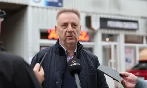 Mężczyzna udziela wywiadu, trzymając w ręku telefon. Może to być pomocne przy pisaniu odwołania do spółdzielni mieszkaniowej.
