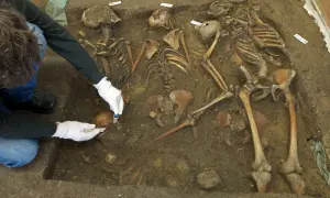 Archäologen untersuchen Skelette, die mit der C14-Methode datiert werden.