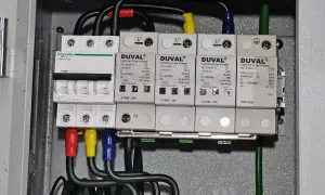 Zabezpieczenie przedlicznikowe z wyłącznikami i ochronnikami przepięciowymi DUVAL, chroniące instalację przed skutkami wyładowań atmosferycznych.