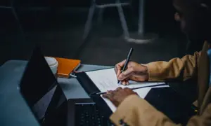 Jak rozwiązać umowę o pracę na czas określony bez problemów?