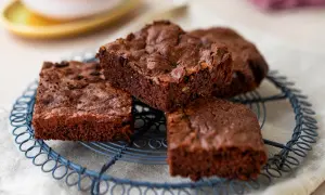 Saftige Bananen Brownies auf einem Drahtgitter, bereit zum Genießen.