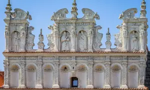 Bogato zdobiona attyka z rzeźbami i ornamentami, przykład renesansowej architektury. Co to jest attyka? To nadbudowa nad głównym gzymsem budynku.