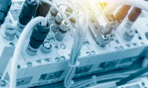 Złącza kablowe i moduły elektroniczne, w tym port RS485, tworzą skomplikowany system komunikacji.