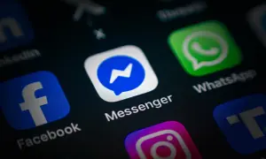 Ikona Messengera na ekranie telefonu. Dowiedz się, jak zaktualizować Messenger, aby korzystać z najnowszych funkcji i bezpieczeństwa.